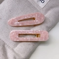 Detalle de horquillas de acetato rosa mármol con formas de gota y rectángulo sobre tela - Dúo de Pinzas de Pico de Pato / Estilo Mixto Rosa Mármol