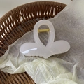 Elegante pinza para el pelo de acrílico blanco crema con diseño de corazón y muelle dorado - Blanco Corazón