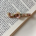 Haarklammer mit Acetat-Schleife und Schildpatt-Marmor-Muster auf Vintage-Buch - Mehrfarbiges Schildpatt