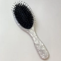 Dettaglio spazzola per capelli in setole di cinghiale con manico in madreperla bianca - Bianco