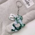 Portachiavi a coniglio in acrilico effetto marmo verde con anello in metallo argento - Verde Marmorizzato