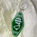 Nahaufnahme des grünen Acryl-Schlüsselanhängers mit Silly Goose Club Design - Goldene Schnalle / Grün