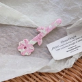 Elegante fermaglio in acetato con design floreale in marmo rosa e bianco e piccolo strass - Rosa
