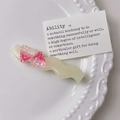 Dettaglio del fermaglio per capelli ondulato con due fragole rosa glitterate in resina - Fermaglio Fragola Stile Doppia Onda
