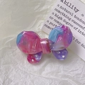 Dettaglio macro di fermaglio per capelli a farfalla con trama in marmo rosa e strass - Multicolore Scuro