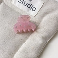 Détail de la pince à cheveux en acétate rose avec strass étoilés et texte fait main - Rose
