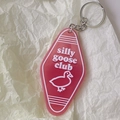Rosafarbenes Motel-Schlüsselanhänger aus Acryl mit weißem Silly Goose Club Design - Rosa