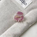 Detailansicht einer lila Marmor Haarklammer mit Perlen auf beigem Stoffhintergrund - Ca. 2,5 cm / Rosa