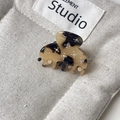 Petite pince à cheveux en acétate écaille de tortue avec strass colorés sur pochette - Léopard Clair