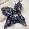 Chouchou rayé bleu marine vintage avec pendentif cœur doré pour une coiffure élégante - Chouchou Rayé Noir