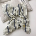 Chouchou à rayures bleues et blanches avec nœud et pendentif cœur doré sur fond neutre - Chouchou Rayé Blanc Crème