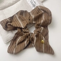 Chouchou en tissu marron à rayures avec motifs verticaux et breloque cœur doré - Chouchou Rayé Café