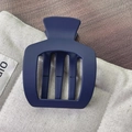 Pince à cheveux carrée bleu foncé mat avec design ajouré et texture givrée - Bleu