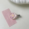 Dettaglio di fermaglio per capelli a fiore in resina rosa con base glitter e clip argento - Piccolo Motivo Floreale Rosa