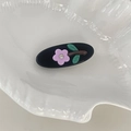Détail d'une pince à cheveux ovale noire en acétate avec fleur violette et strass - Noir