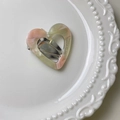 Fermaglio a cuore in acetato rosa con incisione dorata e chiusura in metallo - Rosa