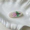 Détail d'une pince à cheveux ovale en acétate avec fleur en strass sur plateau blanc - 4# Blanc
