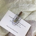 Silberne Blumen-Haarspange mit rosa und gelben Strasssteinen auf einer Metall-Entenschnabelklemme - Transparent