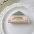 Pinza per capelli a scacchi rosa con fiocco blu e motivo floreale su piatto bianco - Serie Crema - Triangolo Rosa