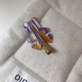 Dettaglio di un fermaglio per capelli a forma di orso in acetato marmorizzato con clip - Viola