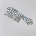 Makroansicht eines tragbaren grobzinkigen Kamms mit Glitzersternen aus transparentem Harz - 4# Stern-Pailletten