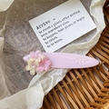 Fermaglio per capelli a fiore in resina rosa con perla e logo SAN inciso - Rosa