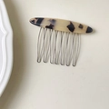 Dettaglio del pettine per capelli in acetato tartarugato fatto a mano con otto denti - Leopardo Chiaro