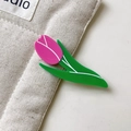 Détail d'une pince à cheveux tulipe rose avec feuilles vertes sur fond en toile - Tulipe