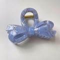 Elegant purple lace-textured resin bow hair claw clip with golden artistic marbling - Bowtie / Blue