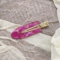 Makrodetail der magentafarbenen Glitzer-Resin-Haarklammer mit stabiler Goldbasis - Fuchsia