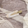 Dettaglio del fermaglio per capelli in acetato marmorizzato con clip dorata - Beige