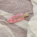 Detailansicht der Haarspange aus Acetat mit rosa Marmormuster und goldener Metallklammer - Rosa