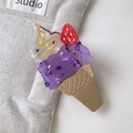 Vista dettagliata della molletta per capelli a forma di gelato viola con fragola - 10.6cmx5cm / Gelato alla Fragola