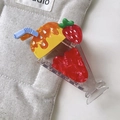 Dettaglio macro del fermaglio per capelli in acetato a forma di frappè alla fragola - 10.5cm x 5cm / Bevanda alla Fragola