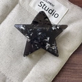 Star-shaped hair claw clip in dark grey transparent resin with silver glitter flakes - Glitter Black