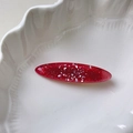 Elegante horquilla rojo oscuro con nácar, purpurina plateada y acabado de resina - Rojo