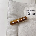 Detail of amber resin hair clip with three white flowers and sparkling rhinestones - Brown