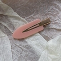 Fermaglio per capelli in acetato rosa con base in metallo dorato su sfondo bianco - Rosa Loto