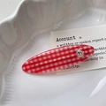 Nahaufnahme der rot-weißen Karo-Haarklammer mit Herz-Strassstein auf Keramiktablett - Rotes Gingham Oval-Clip