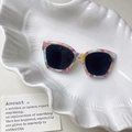 Draufsicht auf Sonnenbrille mit Marmormuster auf Keramiktablett mit Deko-Karte - Mehrfarbiger Terrazzo