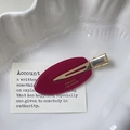 Vue détaillée d'une barrette ovale magenta en acétate avec clip bec de canard doré - Rouge (FJ395)