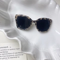 Detail von Leopard-Sonnenbrille mit Schildpatt-Rahmen auf weißem Keramiktablett - 4# Schildpatt