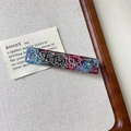 Fermaglio per capelli in acetato marmorizzato blu con incisioni floreali e strass - Rosso Blu Misto