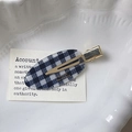 Pinza de pelo a cuadros hecha a mano con clip dorado sobre un plato decorativo - Gingham (FJ395)