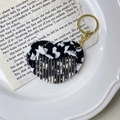 Dettaglio di un mini pettine portachiavi a forma di cuore con texture marmo nero - Portachiavi Dorato 6.4cm*4.9cm / Nero E Bianco
