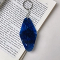 Porte-clés en acrylique marbré bleu en forme de losange avec logo montagne 108 - Boucle Dorée / Bleu