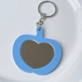 Detalle de llavero con espejo en forma de corazón azul claro y anilla de metal - Azul