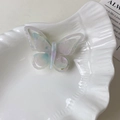 Détail d'une pince à cheveux papillon en acétate irisé avec gravure SIM élégante - Bleu Rose