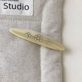 Eleganter Haarclip aus cremefarbenem Acetat mit funkelndem Strass-Blumenmuster - Cremeweiß