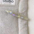Eleganter schillernder lila Haarclip mit Strassblumen und goldener Perlenketten-Deko - Klares Weiß